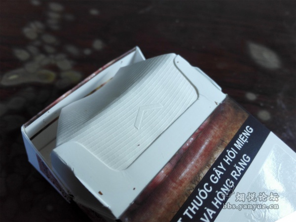 越南(硬白金)万宝路完税版品鉴:综合品质高于越南硬红