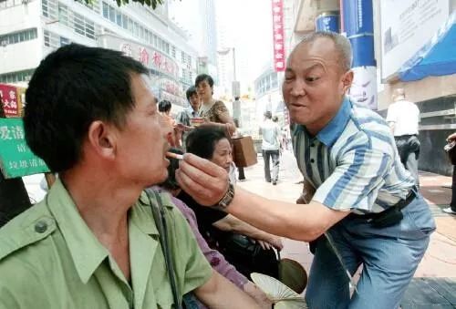 这个到处“抢”烟的人,有多少烟民知道他?