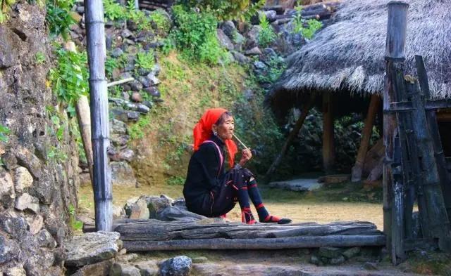 中国最后一个原始部落!村民住草屋抽烟斗